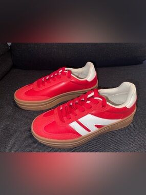 Women’s La Sheelah Red Low-Top Sneakers with White Stripe Accent